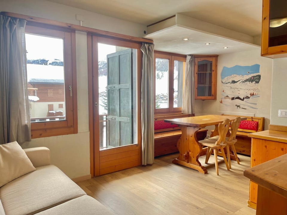 Kitchen or kitchenette, Living room, Dining area