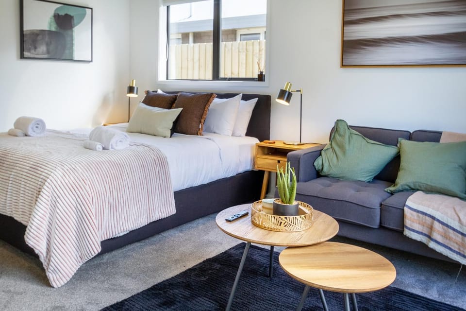 Photo of the whole room, Seating area, Bedroom