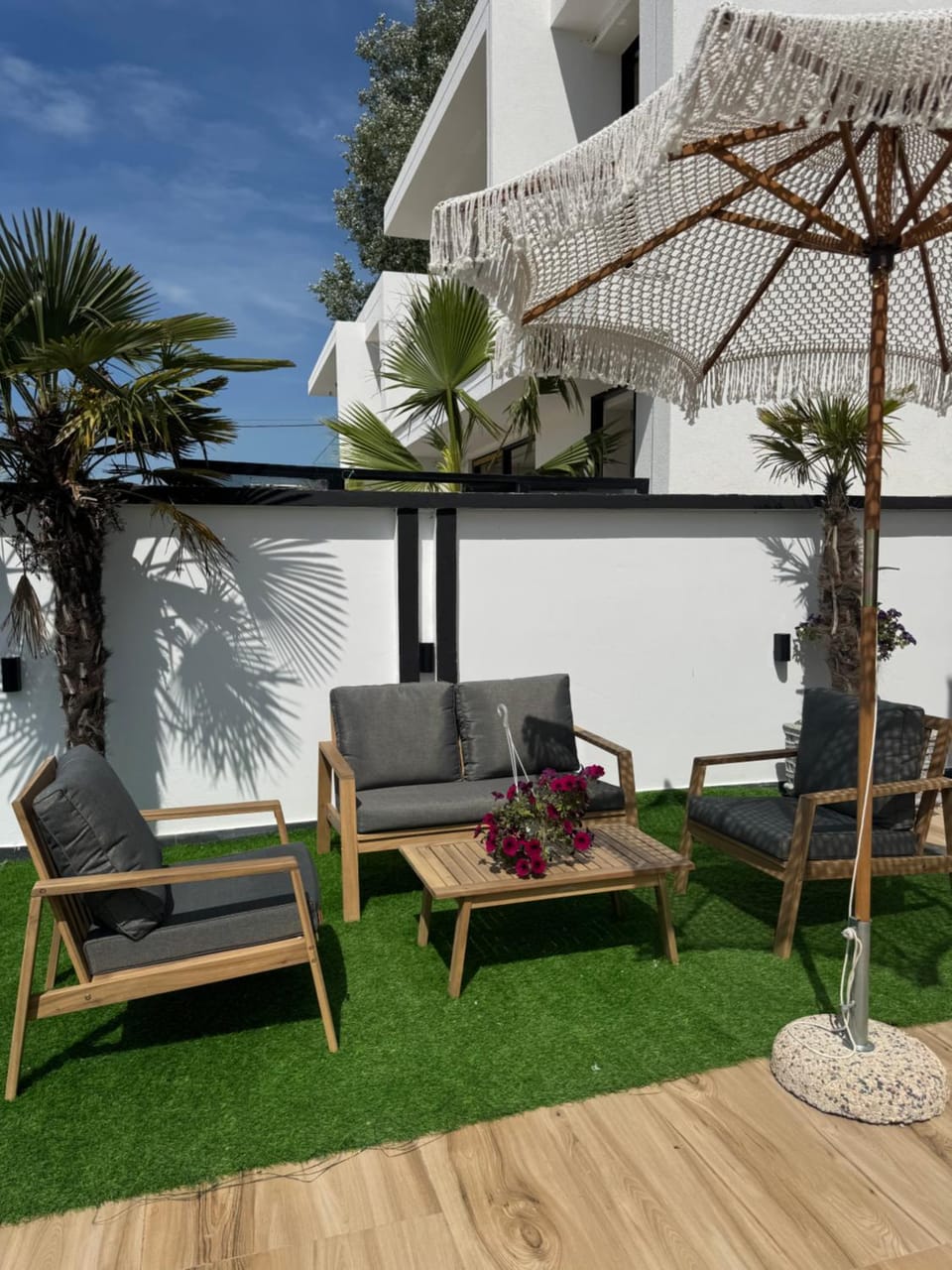 Property building, Patio, Spring, Day, Garden, View (from property/room), Balcony/Terrace, Living room, Seating area, Garden view, sunbed
