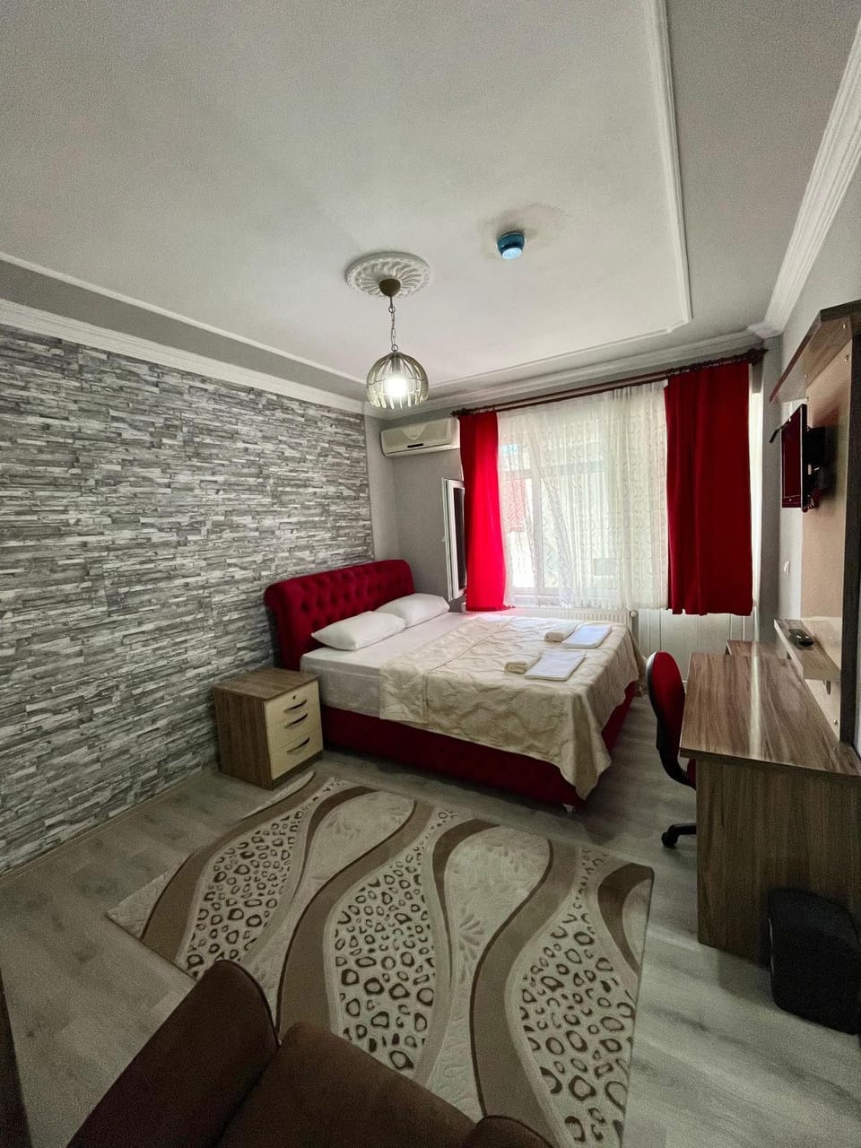 Bed, TV and multimedia, Photo of the whole room, Bedroom