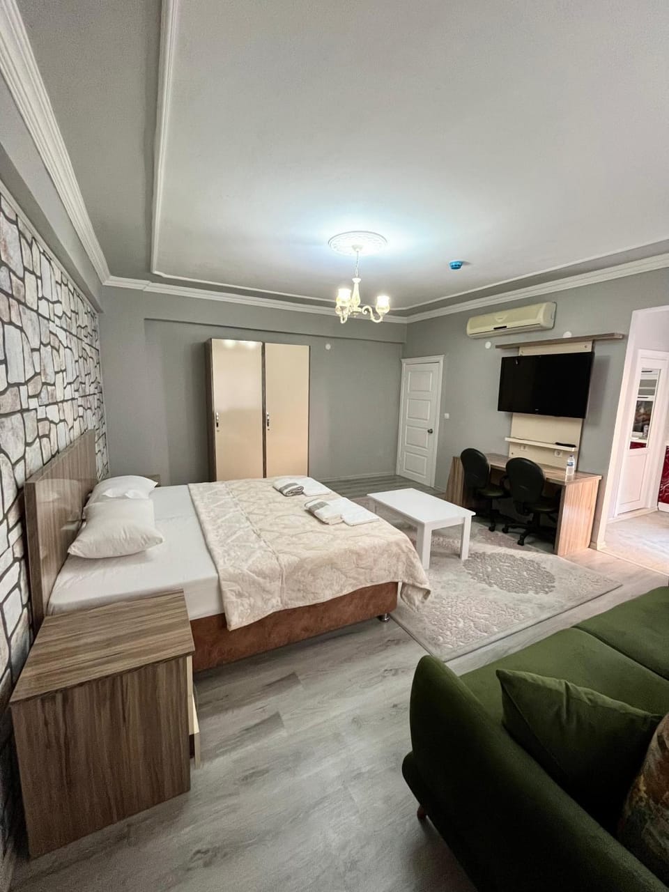 Bed, TV and multimedia, Photo of the whole room, Bedroom