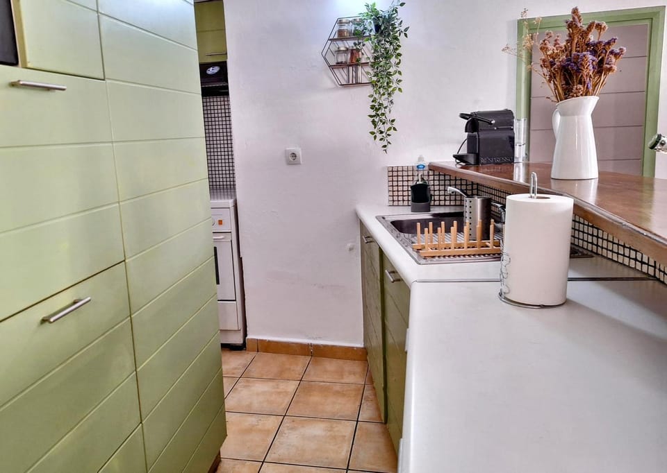 Kitchen or kitchenette