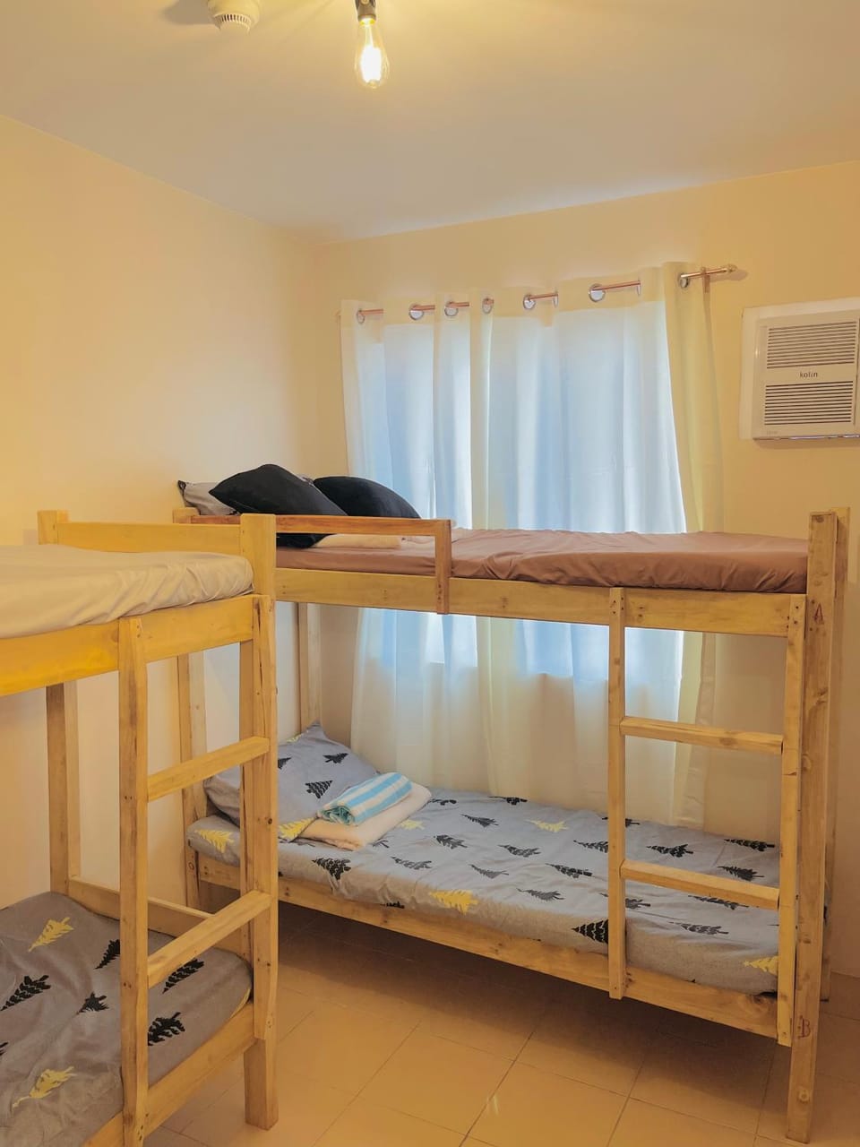 Bed, Photo of the whole room, bunk bed, towels