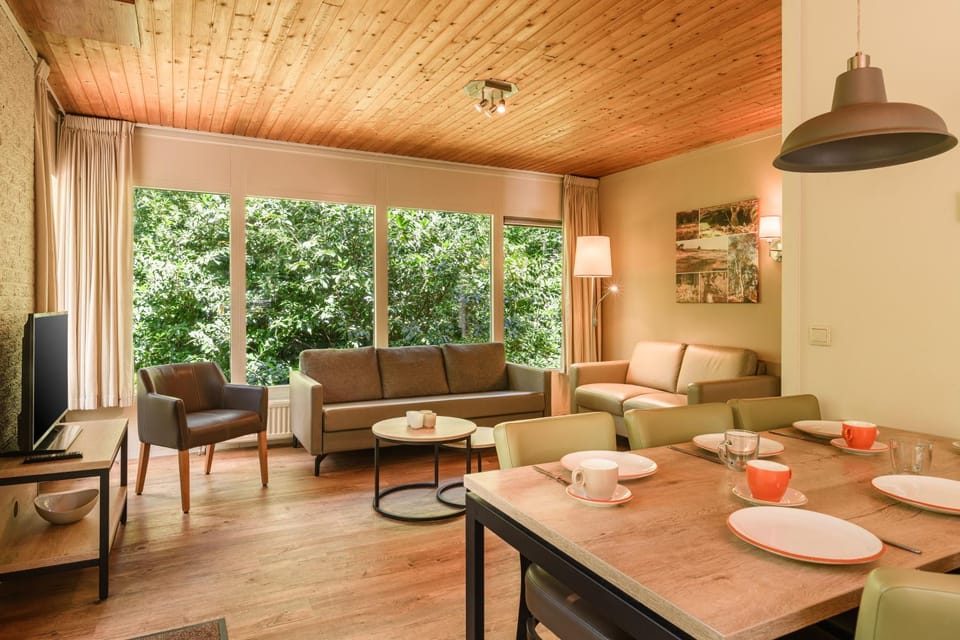 Communal lounge/ TV room, TV and multimedia, Living room, Seating area, Dining area