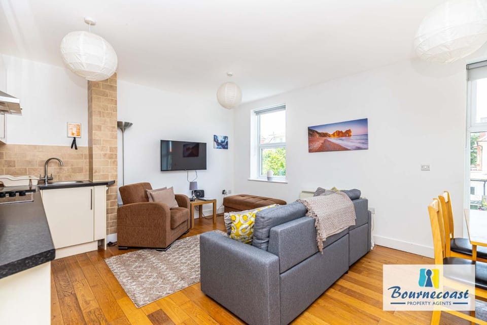 Kitchen or kitchenette, Seating area, Dining area