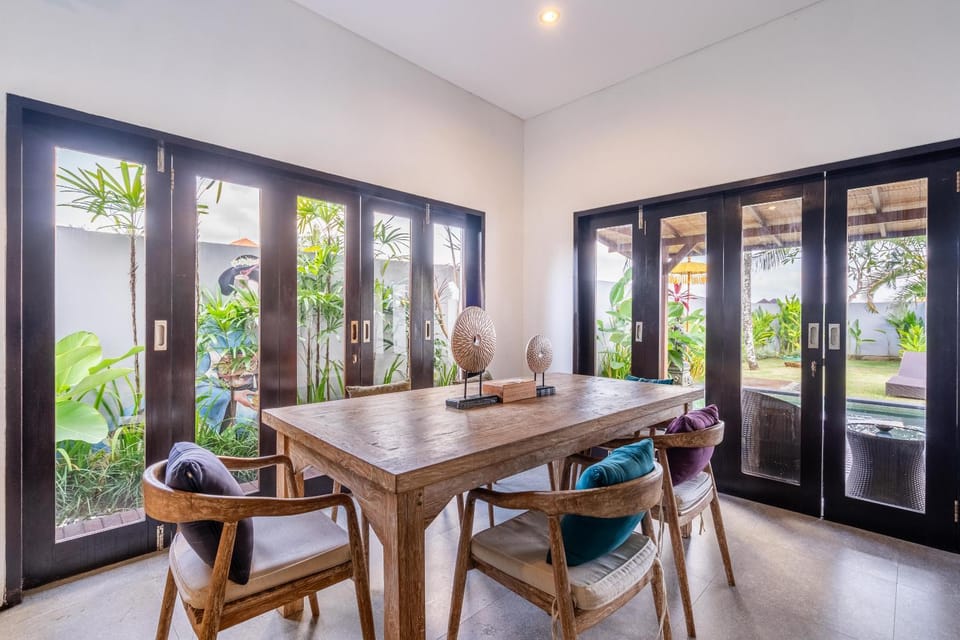 View (from property/room), Dining area, Garden view, Pool view