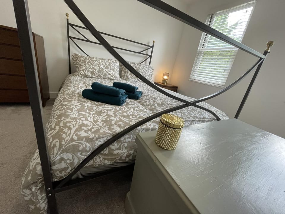 Bed, Bedroom, towels