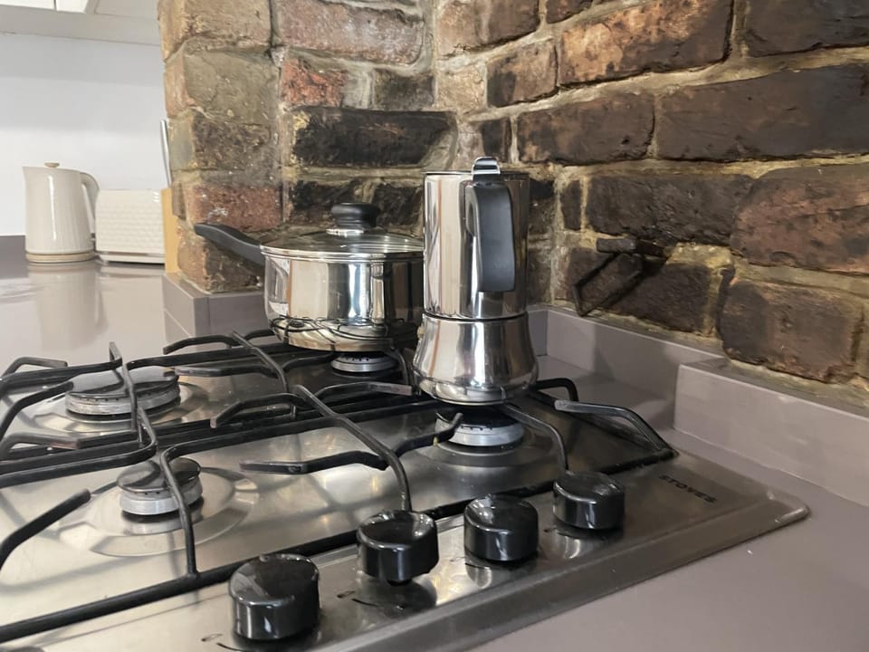 Coffee/tea facilities, Kitchen or kitchenette, stove, toaster