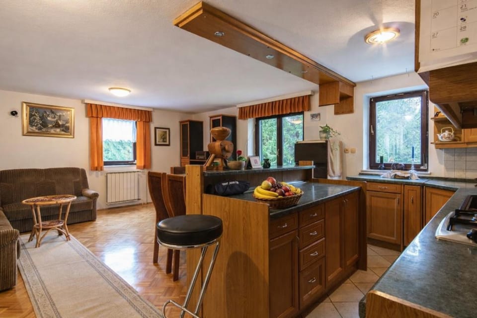Kitchen or kitchenette, Dining area, oven, pet friendly