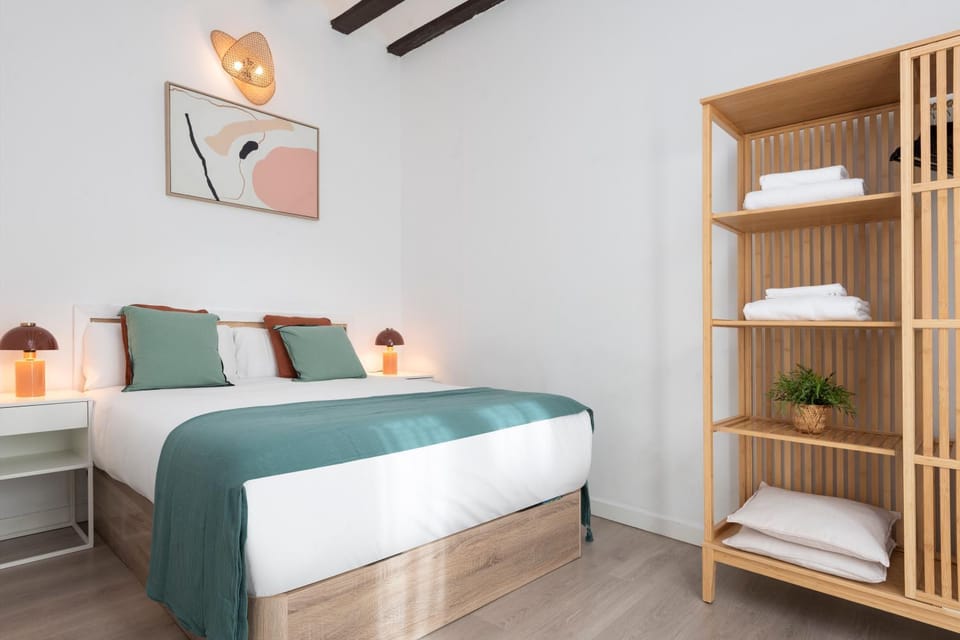 Bed, Bedroom, towels
