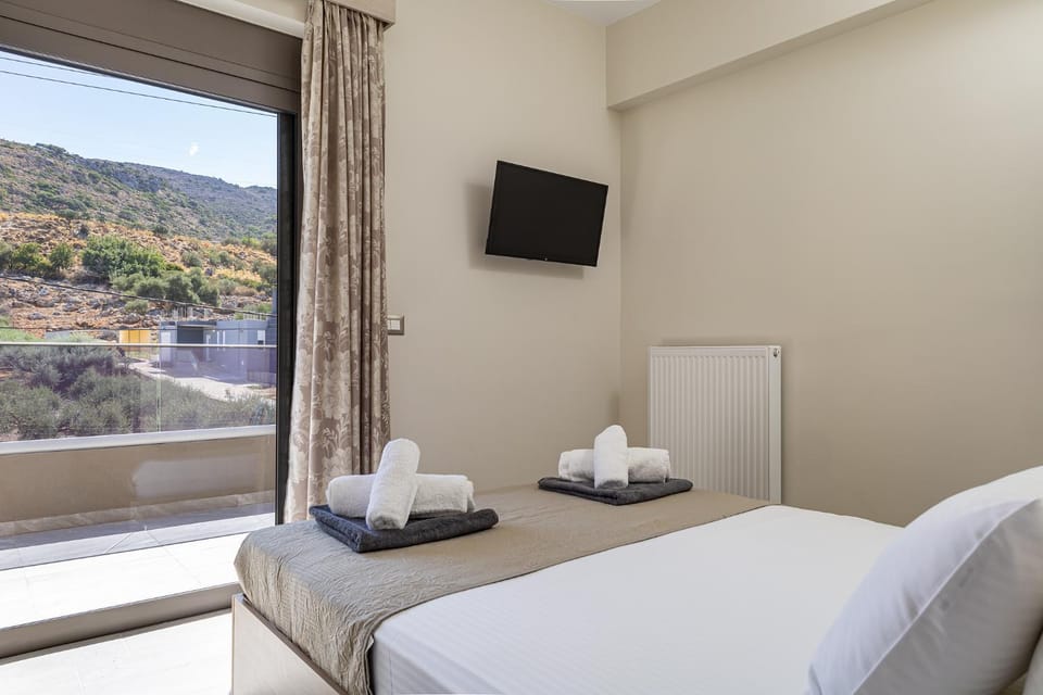 Bed, TV and multimedia, Bedroom, towels