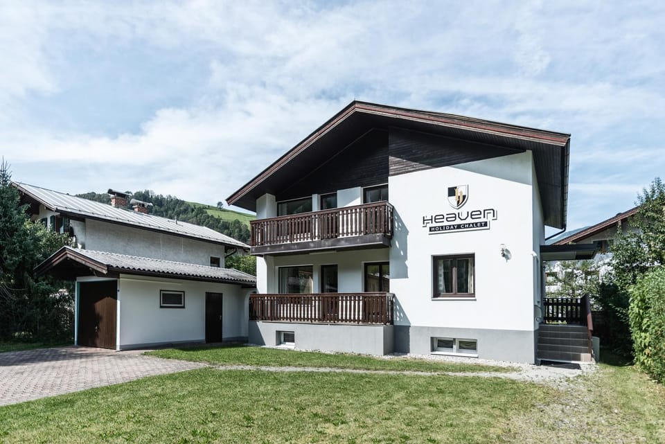 Property building, Facade/entrance, Garden, Balcony/Terrace, Garden view, Mountain view