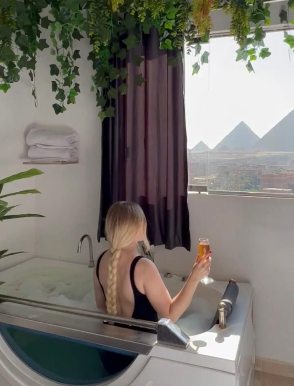 Natural landscape, Hot Tub, Mountain view, group of guests