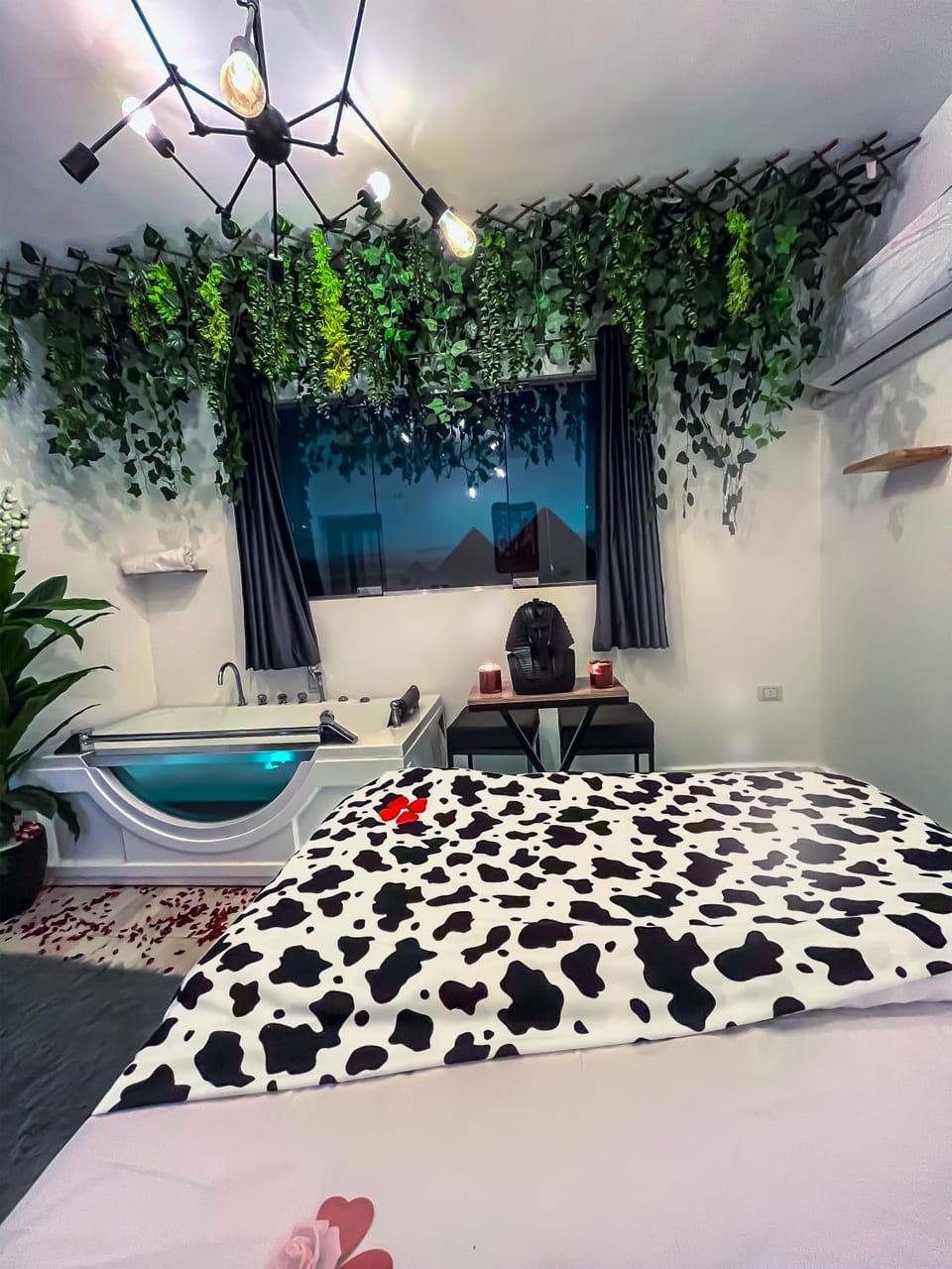 Property building, Bed, Living room, Photo of the whole room, Seating area, Bedroom