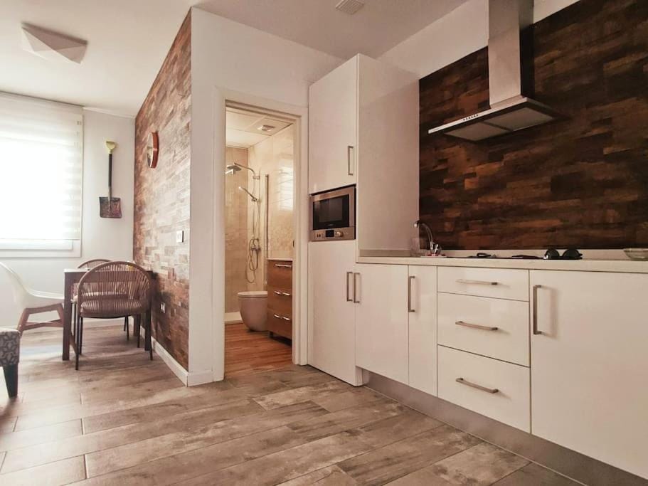 Jos's House. Thai Loft 50mt to La Carihuela Beach Apartment in Torremolinos