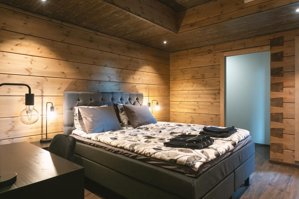 Bed, Photo of the whole room, towels