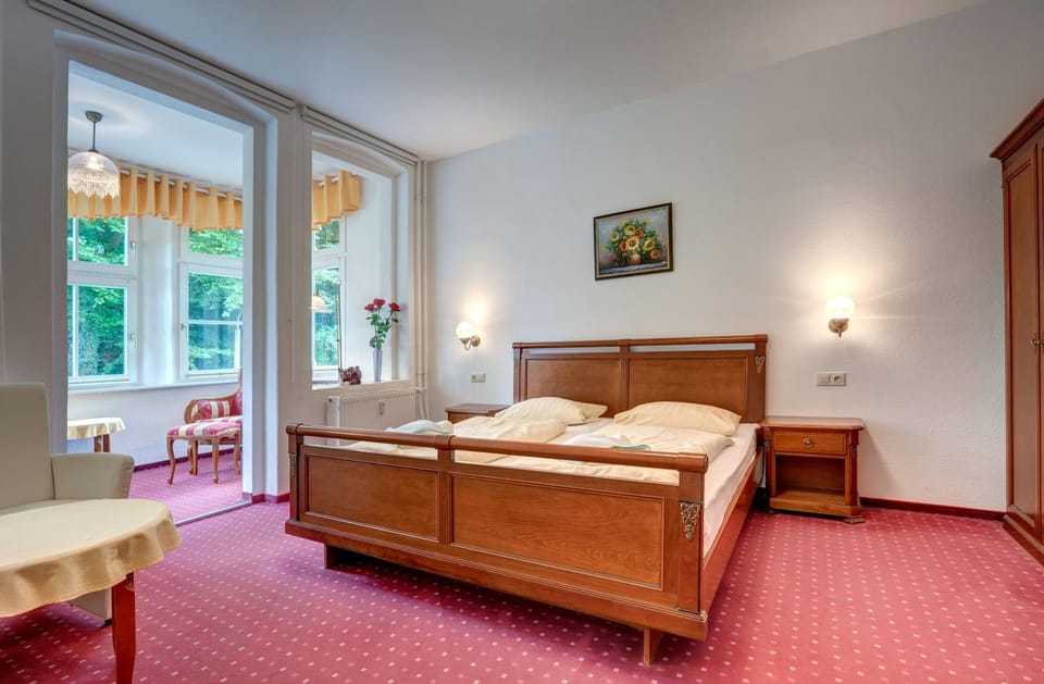 Bed, Seating area, Bedroom
