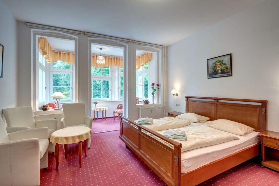 Bed, Seating area, Bedroom