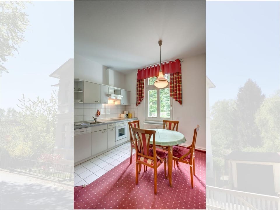 Kitchen or kitchenette, Dining area