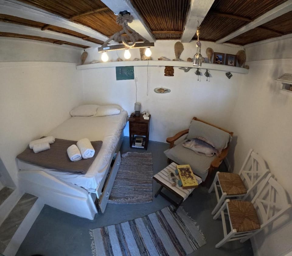 Property building, Living room, Bedroom