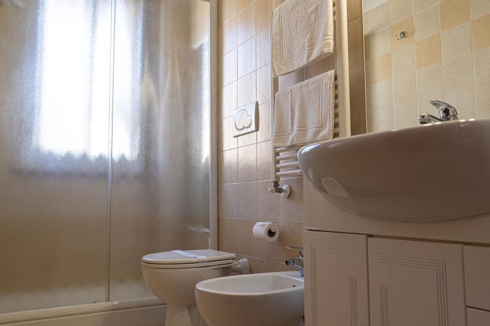 Shower, Toilet, Bathroom, bidet, towels