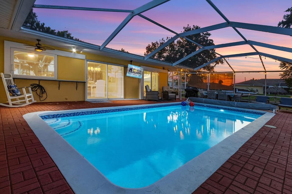 Waterfront! Oversize Corner Yard, Dock w/lift, Hot Tub & Pool - Villa Tropical Calusa - Roelens House in Cape Coral