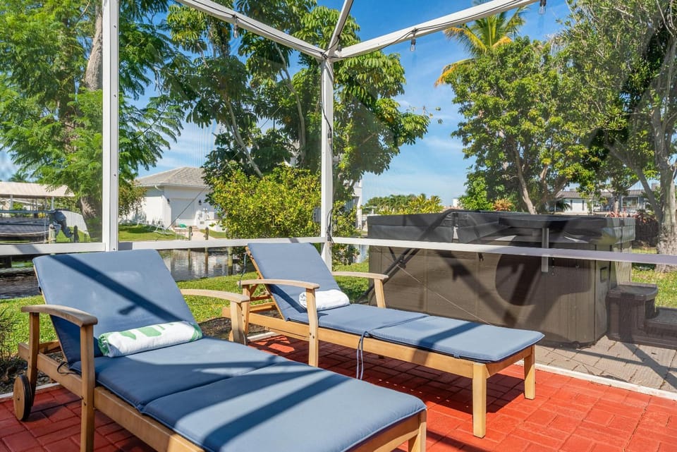 Waterfront! Oversize Corner Yard, Dock w/lift, Hot Tub & Pool - Villa Tropical Calusa - Roelens House in Cape Coral
