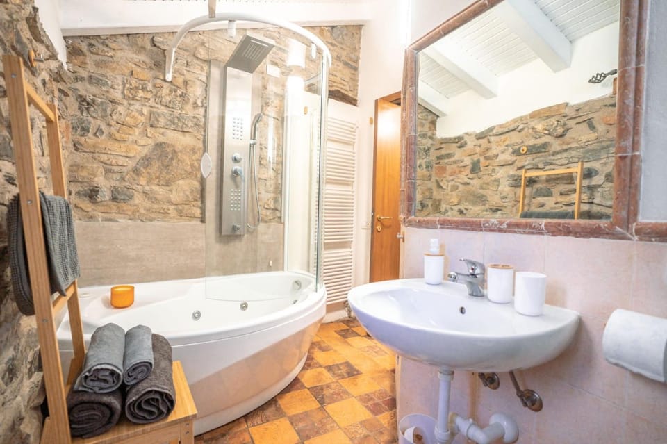 Shower, Toilet, Hot Tub, Bathroom, Bath, towels
