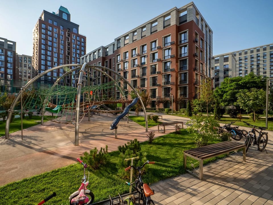 Property building, Spring, Day, Natural landscape, Children play ground, Garden, City view, Garden view, Location