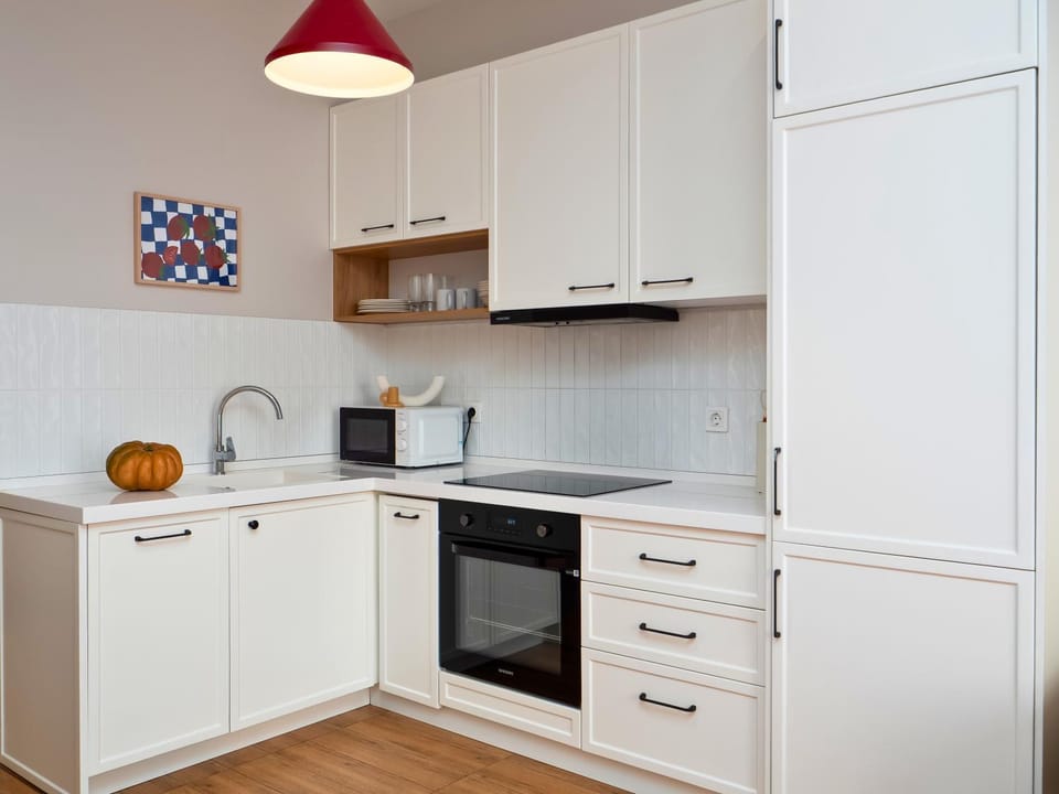 Coffee/tea facilities, Kitchen or kitchenette, Photo of the whole room, Dining area, microwave, oven, stove