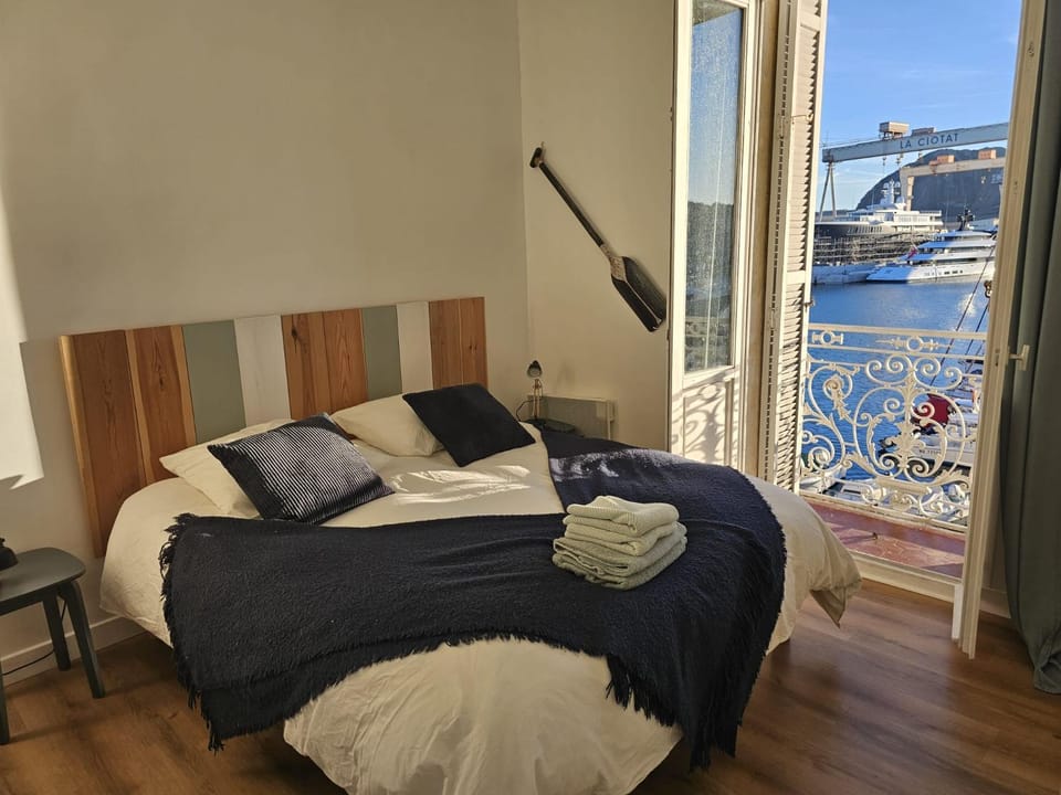 Magnifique 3 chambres, vue sur le port, clim. Apartment in La Ciotat