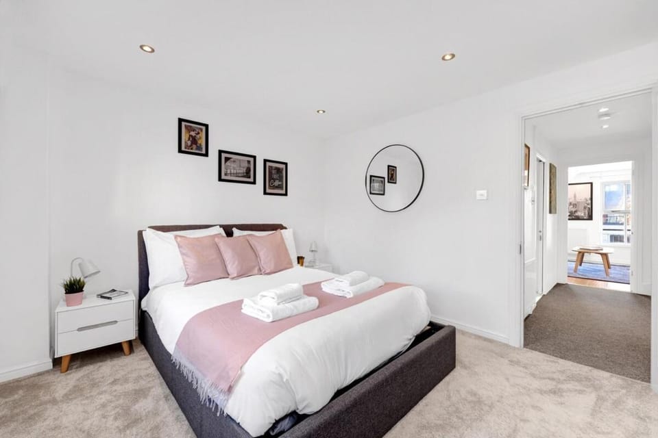 Lovely 3 Bedroom House Short Term Rental & Flexible Renting Limehouse with private parking and garden! Bed and Breakfast in London