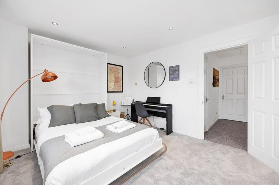 Lovely 3 Bedroom House Short Term Rental & Flexible Renting Limehouse with private parking and garden! Bed and Breakfast in London
