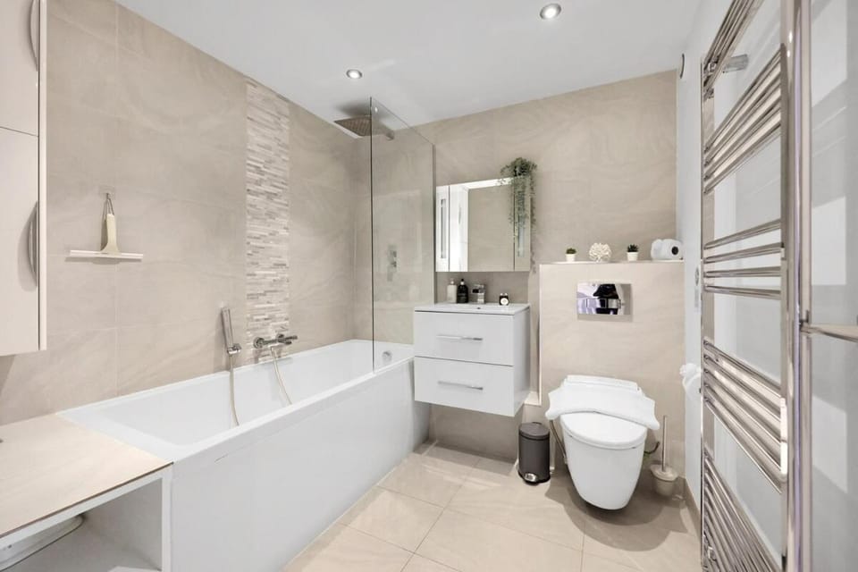 Lovely 3 Bedroom House Short Term Rental & Flexible Renting Limehouse with private parking and garden! Bed and Breakfast in London
