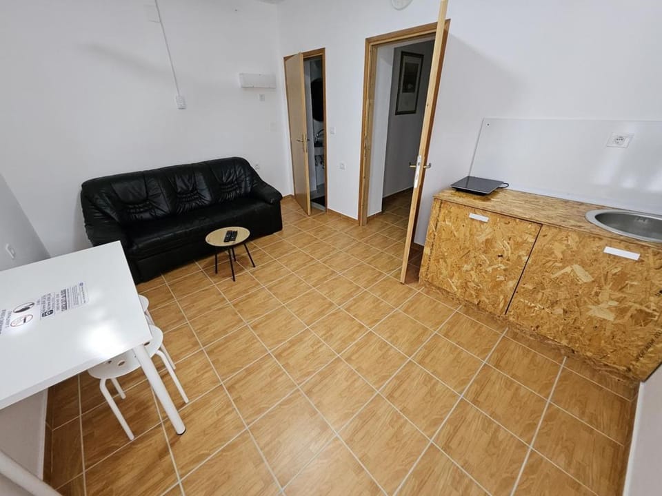 Kitchen or kitchenette, Living room, Seating area, Dining area