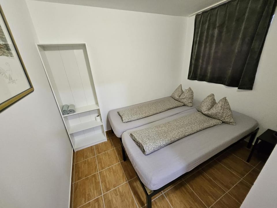 Bed, Bedroom, towels