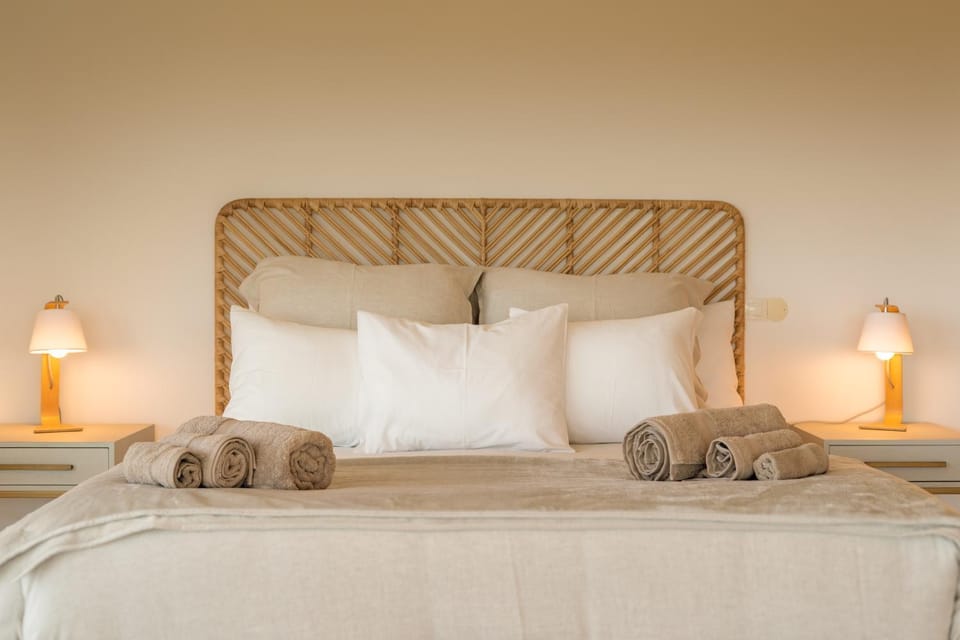 Bed, Bedroom, towels