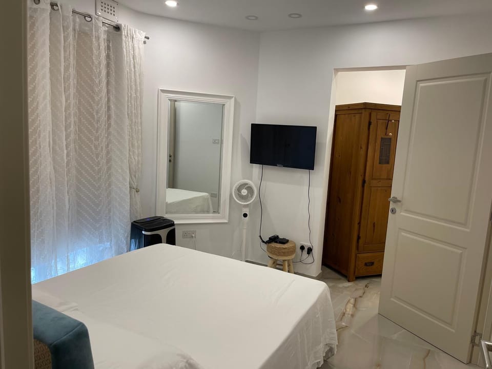 TV and multimedia, Photo of the whole room, Bedroom, wardrobe, air conditioner