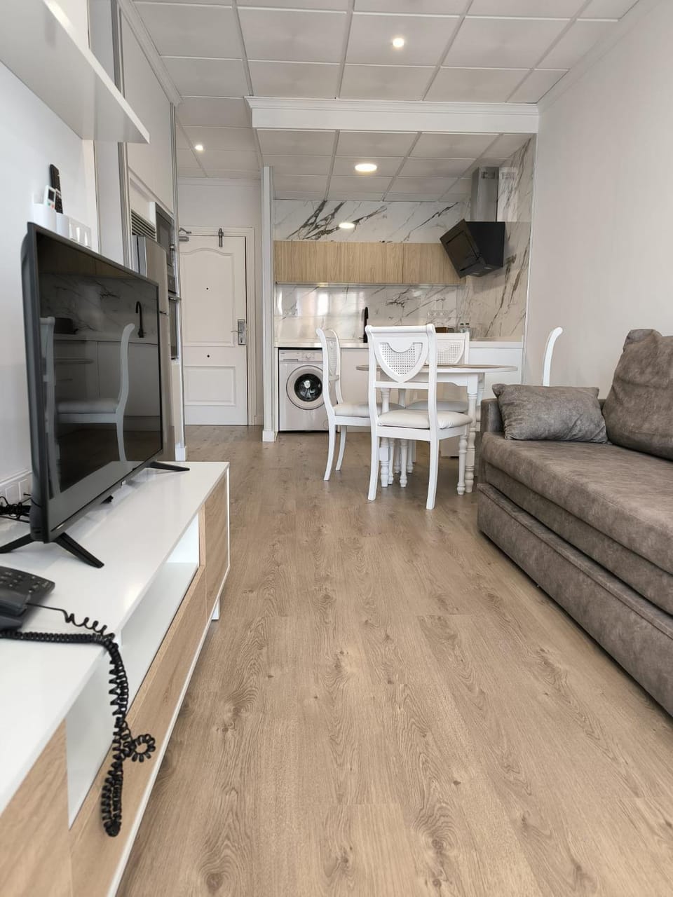 TV and multimedia, Seating area, Dining area