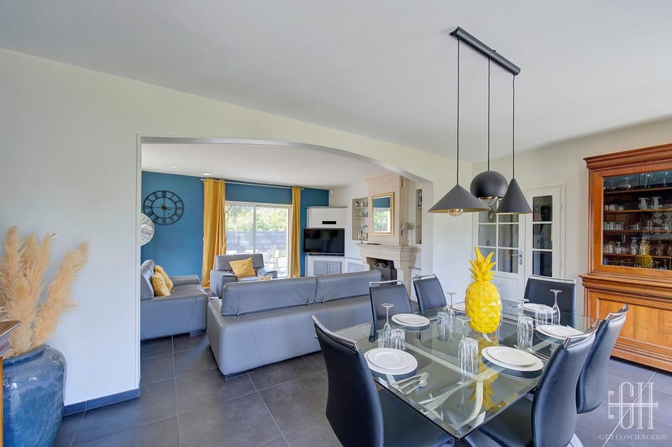 Living room, Dining area