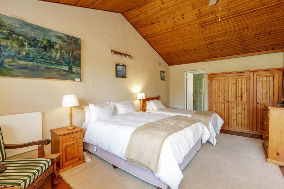 Photo of the whole room, Bedroom, wardrobe