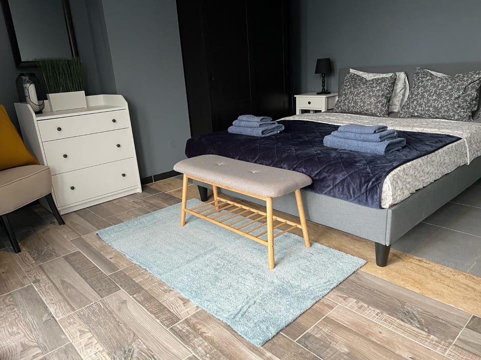 Bed, Photo of the whole room, Bedroom, towels