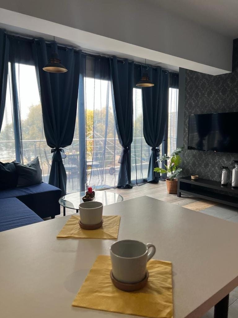 TV and multimedia, Kitchen or kitchenette, Living room, Seating area, Dining area