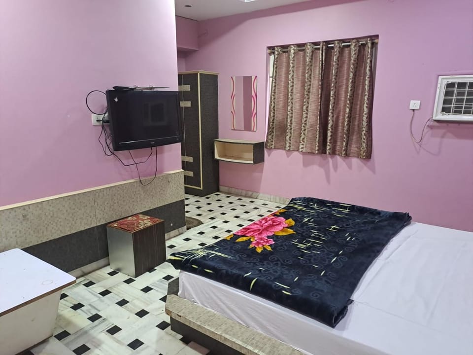 Bed, TV and multimedia, Photo of the whole room
