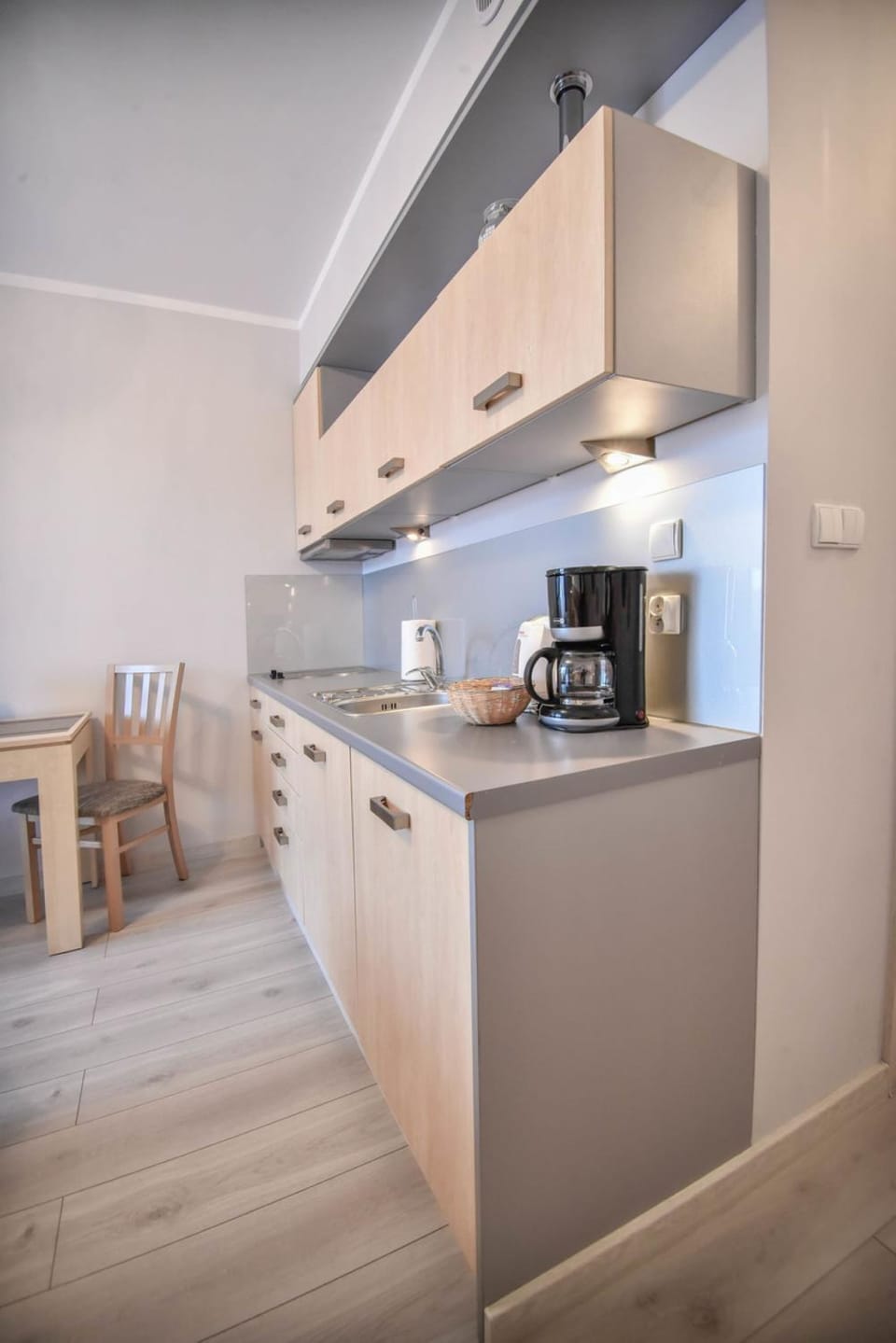 Coffee/tea facilities, Kitchen or kitchenette, stove