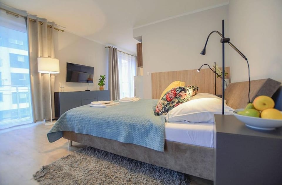 Bed, TV and multimedia, Photo of the whole room, Bedroom