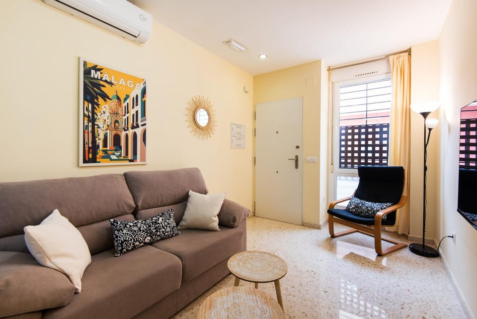 TV and multimedia, Living room, Seating area, air conditioner