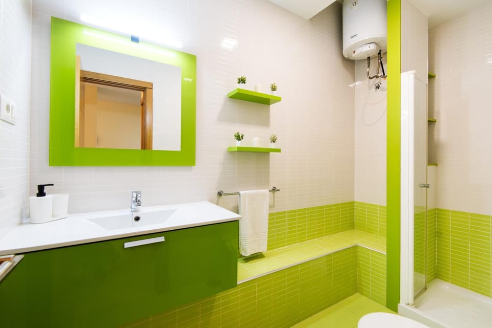 Shower, Toilet, towels