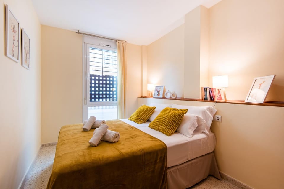 Bed, Photo of the whole room, Seating area, Bedroom, towels