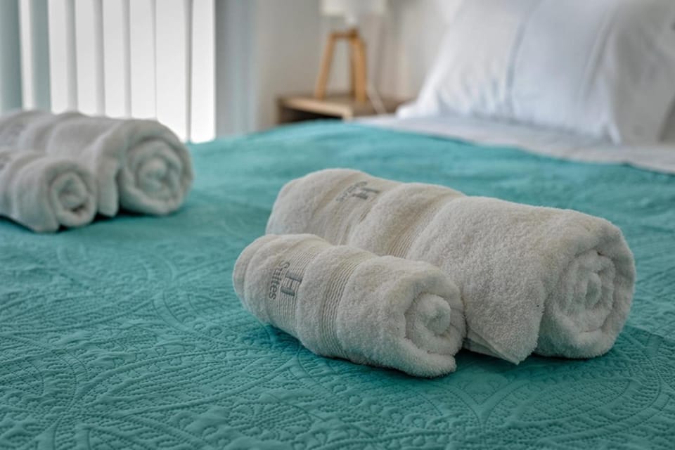 Bed, Bedroom, towels